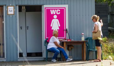 "Telefon wpadł mi do ubikacji". Nowa metoda wyłudzenia pieniędzy