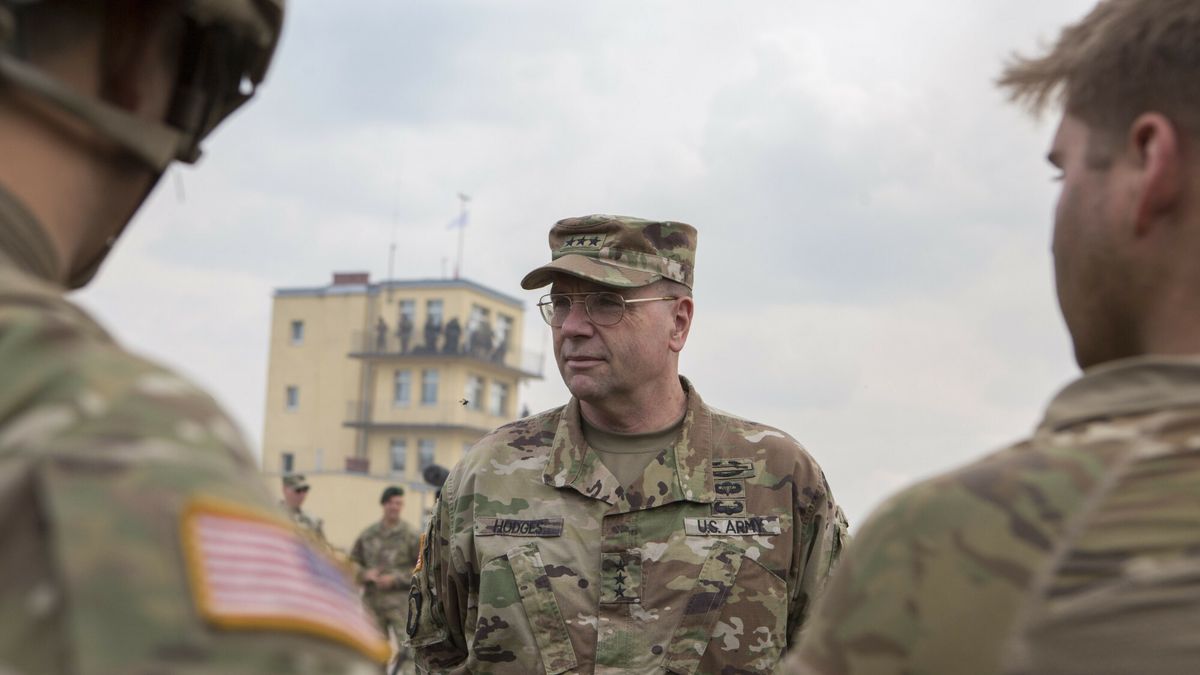 Saber Strike17 w Orzyszu
16.06.2017 Orzysz Pas Cwiczen Taktycznych Wierzbiny, goscie  obserwowali elementy szkolenia 15 Gizyckiej Brygady Zmechanizowanej, Batalionowej Grupy Bojowej NATO oraz pododdzialow z Litwy i Kanady ramach cwiczenia Saber Strike 17 N/z Dowodca US Army w Europie general Ben Hodges  fot Marek Maliszewski/REPORTER
Marek Maliszewski/REPORTER