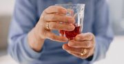 Tego nie powinni pić seniorzy. Wydaje się zdrowy, ale szkodzi