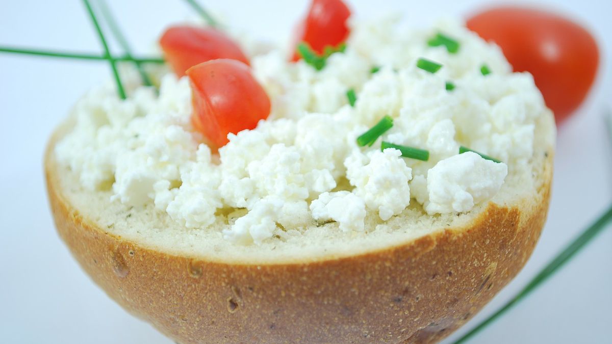 Serek wiejski – wartości odżywcze, kalorie, kiedy jeść, dodatki