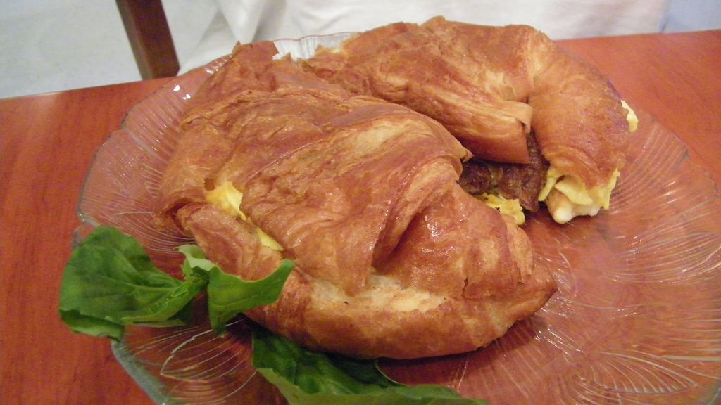Croissant z jajkiem, serem i kiełbasą
