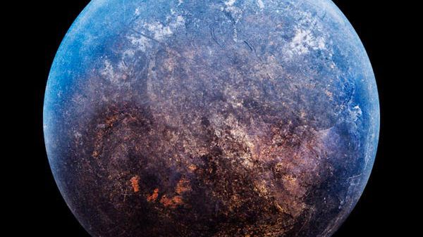 Stare patelnie sfotografowane jak planety 1