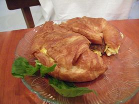 Croissant z jajkiem, serem i kiełbasą