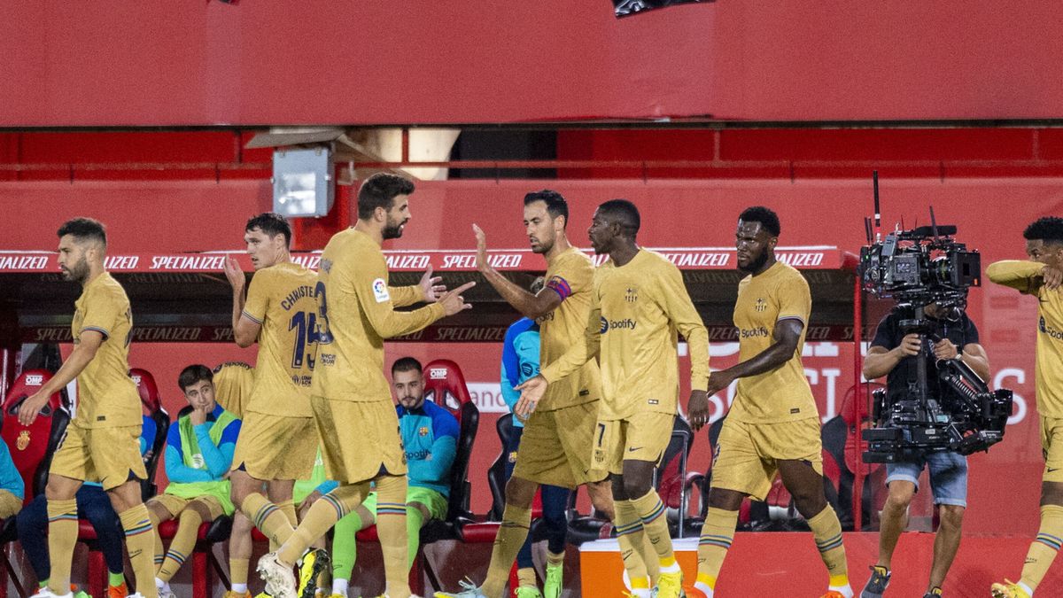 PAP/EPA / Na zdjęciu: piłkarze FC Barcelony