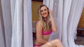 "Piękna, seksowna i atrakcyjna". Była Miss Walli wchodzi do wielkiego futbolu