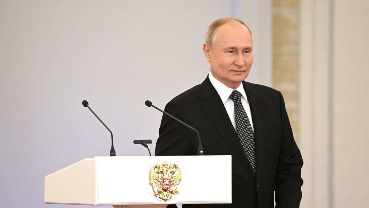 Russian President Vladimir Putin attends a ceremony to present Gold Star medals to Heroes of Russia on the eve of Heroes of the Fatherland Day at the St. George Hall of the Grand Kremlin Palace in Moscow, Russia, 08 December 2023. Russian President Vladimir Putin, at a meeting with Heroes of Russia in the Kremlin, said that he would run for the position of head of state in the upcoming elections. EPA/VALERIY SHARIFULIN/SPUTNIK/KREMLIN POOL MANDATORY CREDIT Dostawca: PAP/EPA.