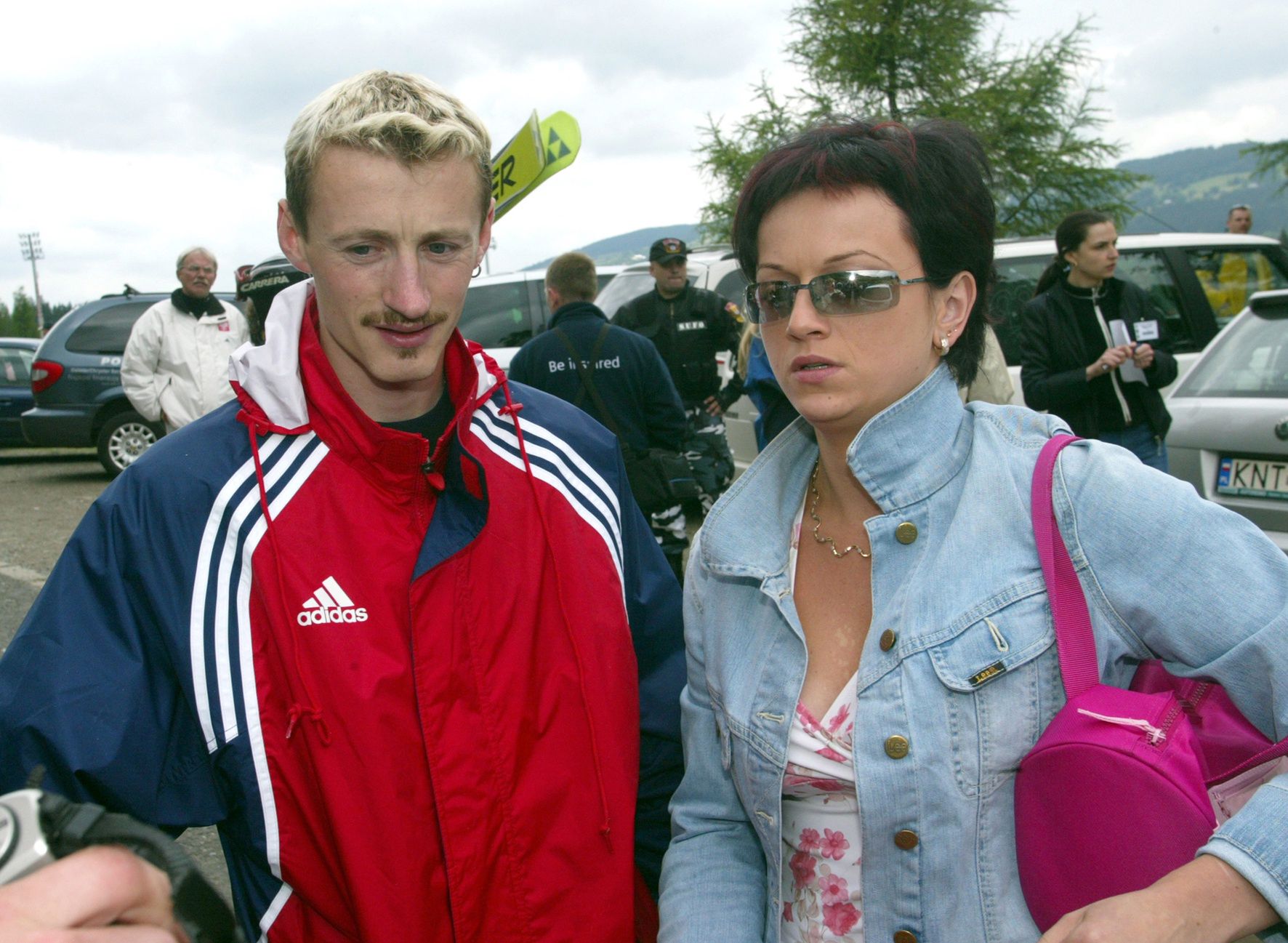 scena z: Adam Ma�ysz, Izabella Ma�ysz
SK: skoki narciarskie, skoki narciarskie na igielicie, Puchar Prezesa Tatrza�skiego Zwi�zku Narciarskiego, Zakopane 2003, czerwiec 2003
fot. AKPA