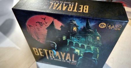 Recenzja Betrayal at House on the Hill – ekscytująca wędrówka wgłąb nawiedzonego domu wreszcie w Polsce!