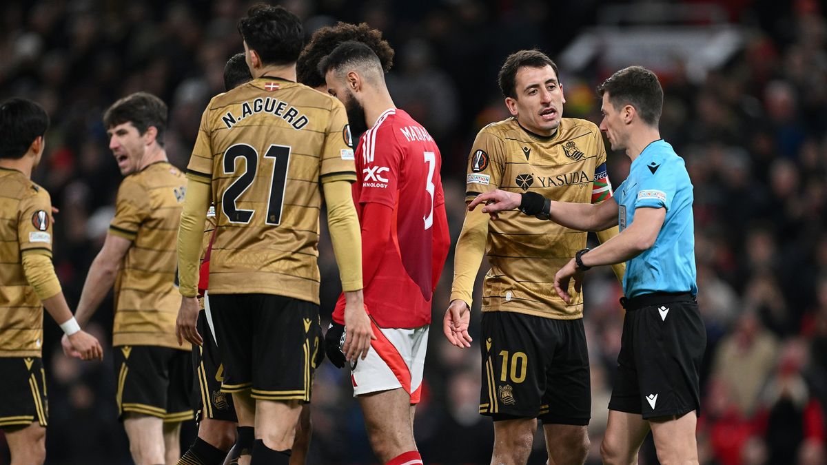 Getty Images / Gareth Copley / Na zdjęciu: Mikel Oyarzabal w rozmowie z sędzią.