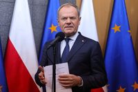 Warszawa, 18.12.2024. Premier Donald Tusk podczas oświadczenia dla mediów na lotnisku Okęcie w Warszawie, 18 bm. Premier udaje się do Brukseli, gdzie weźmie udział w jednodniowym szczycie Unia Europejska-Bałkany Zachodnie. (sko) PAP/Albert Zawada