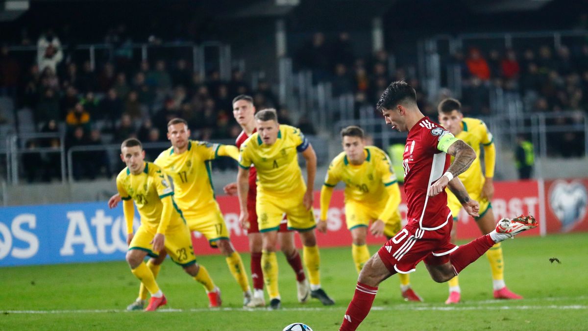 Dominik Szoboszali wykorzystuje rzut karny w meczu Litwy z Węgrami