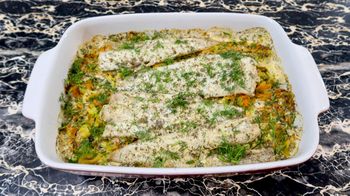 Ryba zapiekana z warzywami. Pomysł na szybki, zdrowy i sycący obiad