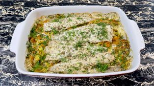 Ryba zapiekana z warzywami. Pomysł na szybki, zdrowy i sycący obiad