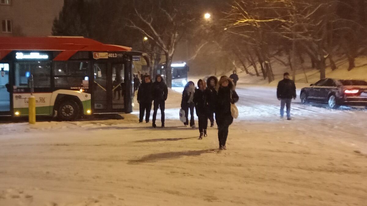 Autobus wycofał z ul. Kosmowskiej w ul. Kiepury