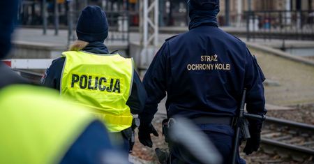 Zakradli się na tory. Wpadli na gorącym uczynku