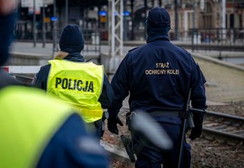 Zakradli się na tory. Wpadli na gorącym uczynku