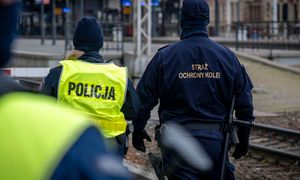 Zakradli się na tory. Wpadli na gorącym uczynku