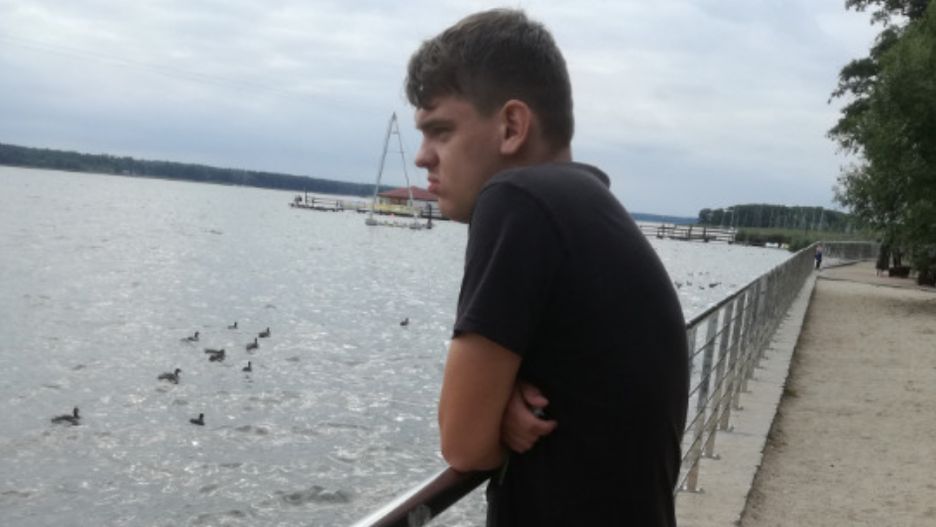 Mateusz urodził się głuchoniemy 