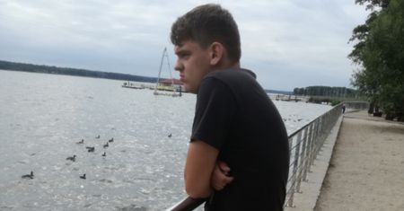 Mateusz urodził się głuchoniemy. Kiedy zmarł jego tata, rodzina wyrzuciła go z domu