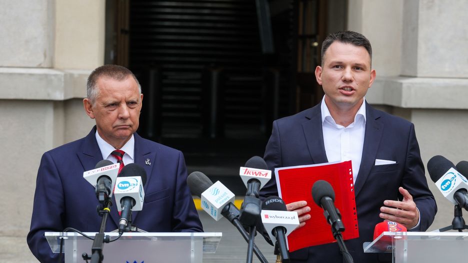 Prezes NIK Marian Banaś w trakcie wspólnej konferencji z liderem Konfederacji Sławomirem Mentzenem
