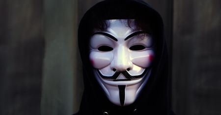 Anonymous na cyberwojnie z Kremlem. Oto najczęściej stosowane techniki