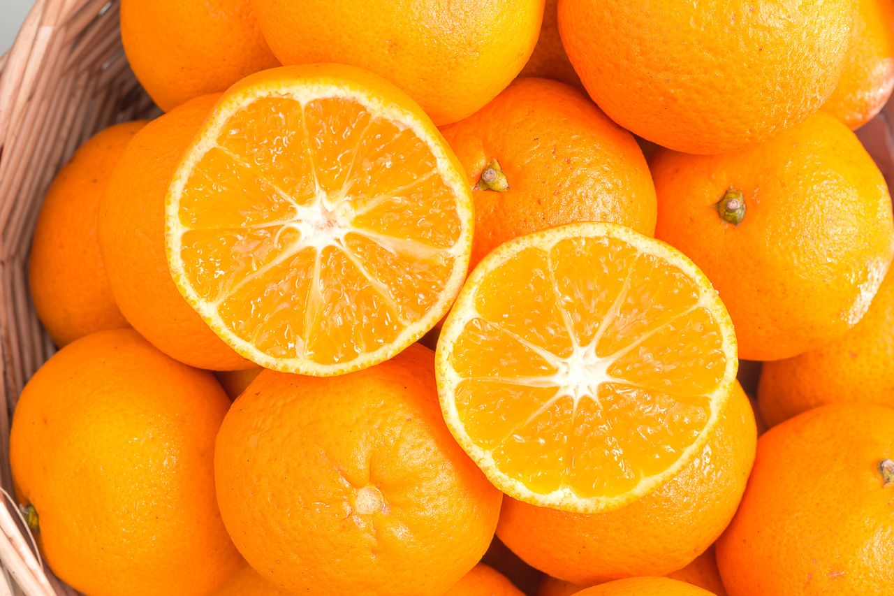 Zimą Polacy jedzą te owoce na kilogramy. Takie są skutki dla organizmu