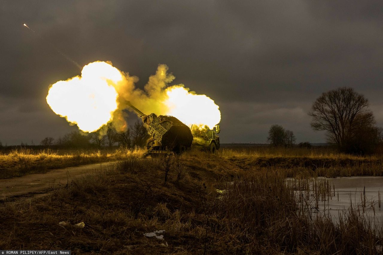 Haubica H77BW Archer strzelająca do Rosjan pociskami z gazogeneratorem gdzieś w Ukrainie.