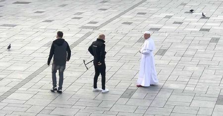 Papież w Wadowicach. Kim jest sobowtór Jana Pawła II? Mieszkańcy klękali na ulicy