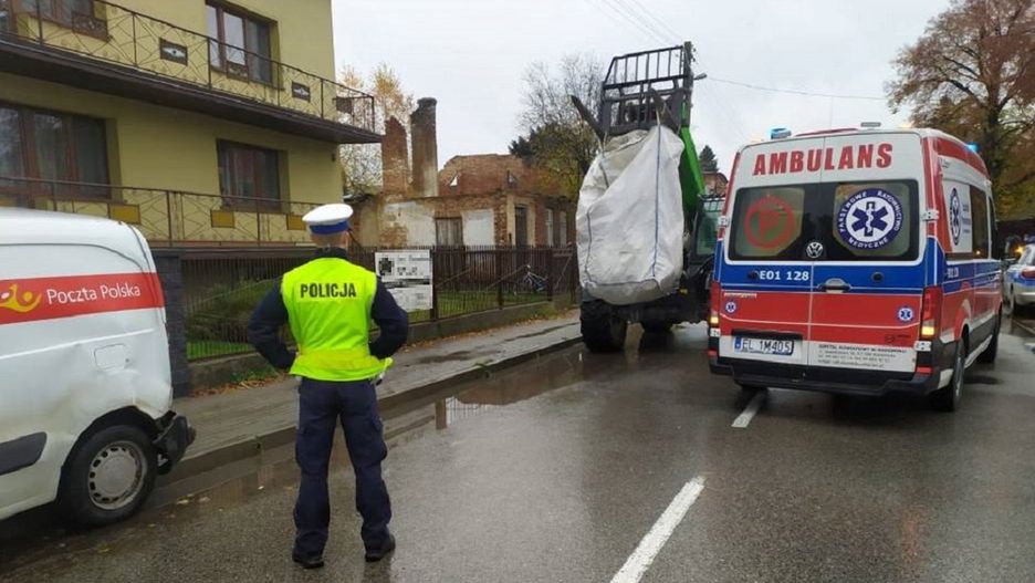 Kobiele Wielkie. Groźny wypadek. Mężczyznę przygniotła ładowarka