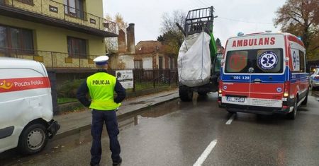 Kobiele Wielkie. Groźny wypadek. Mężczyznę przygniotła ładowarka