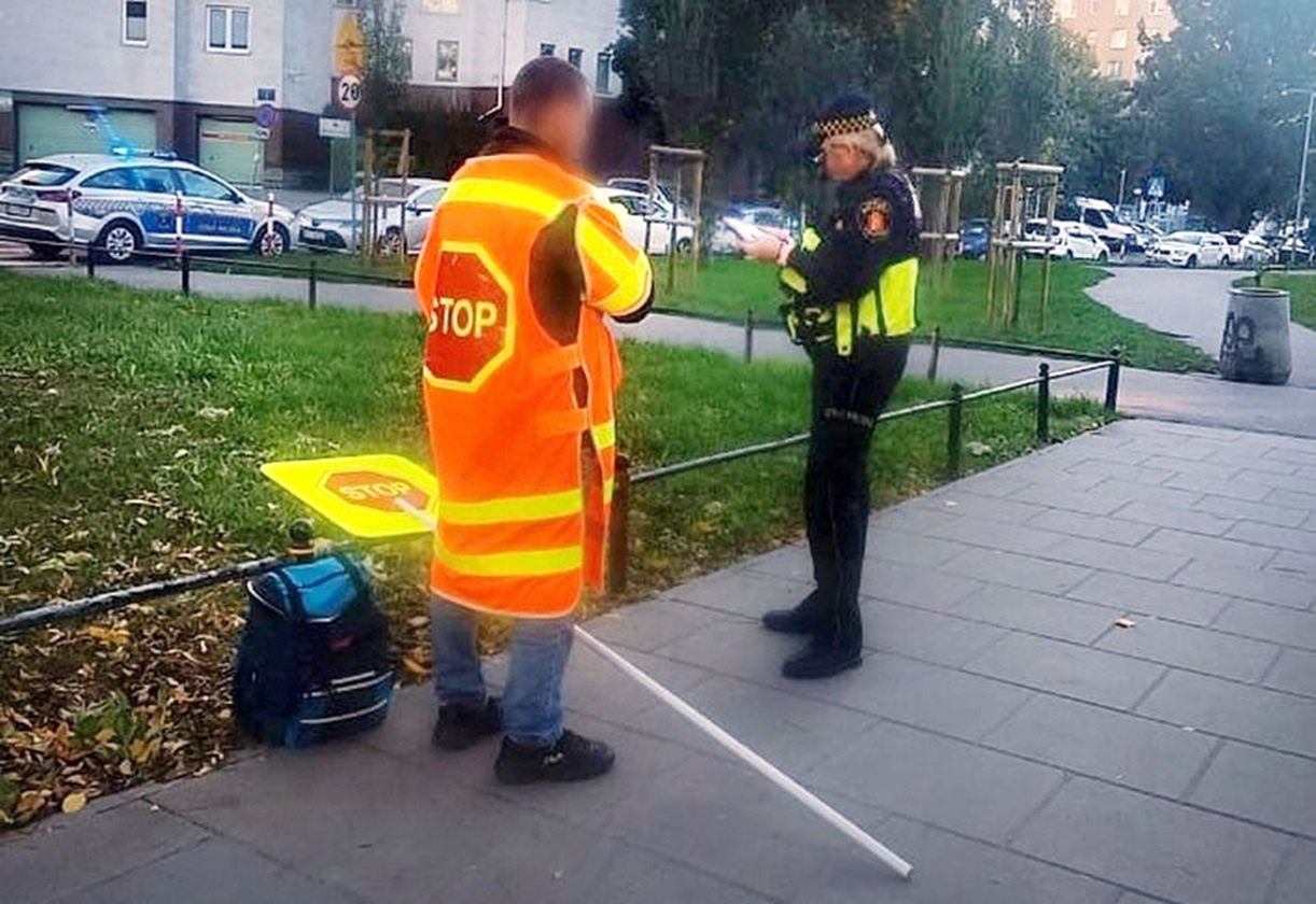 Zobaczyli, co robi "stopek" pod szkołą. Natychmiast zadzwonili na 986