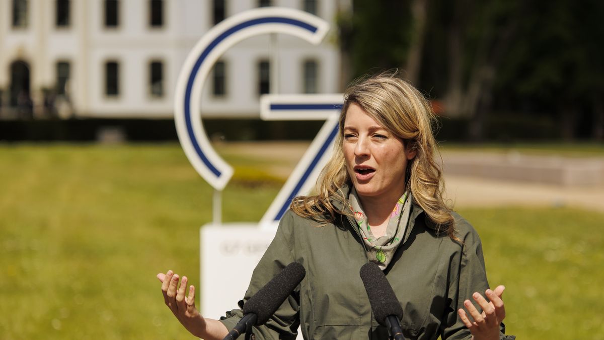 Na zdjęciu Melanie Joly na tle logo G7