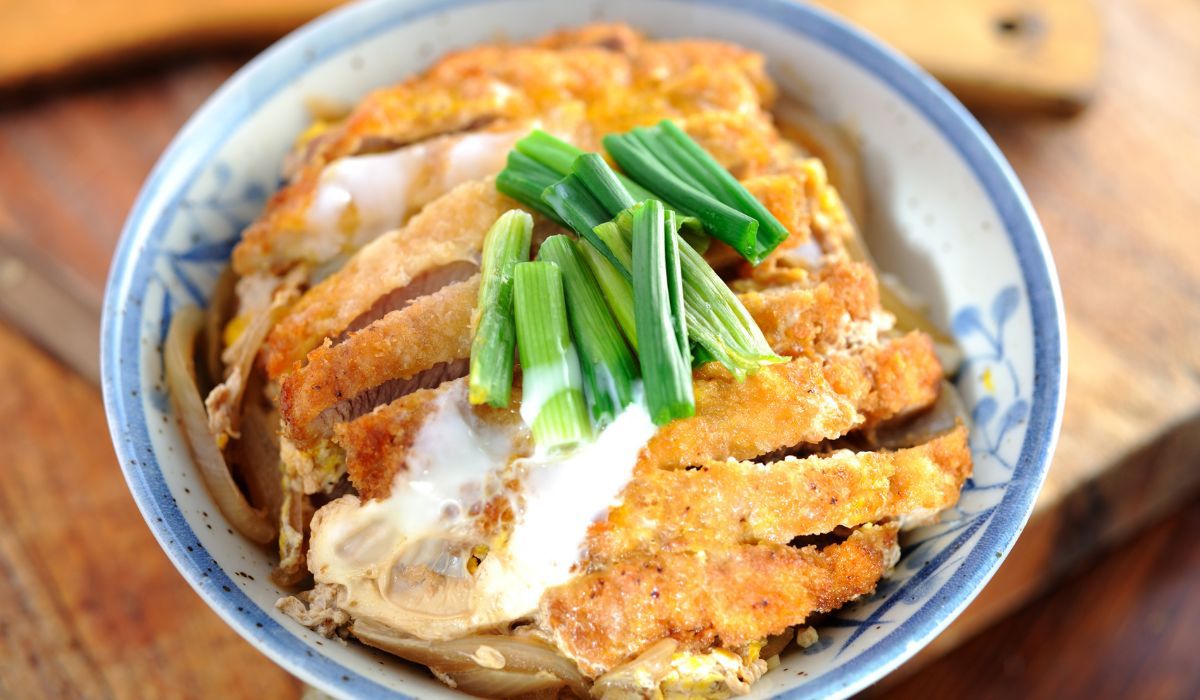 Katsudon, japoński schabowy - Pyszności; foto: Canva