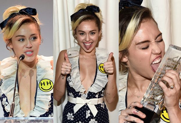 Miley Cyrus liże statuetkę na ściance... (FOTO)
