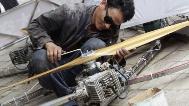 Chiński farmer buduje maszynę latającą 1