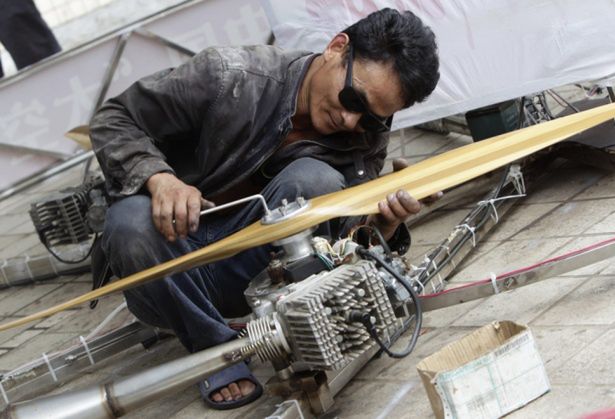 Chiński farmer buduje maszynę latającą
