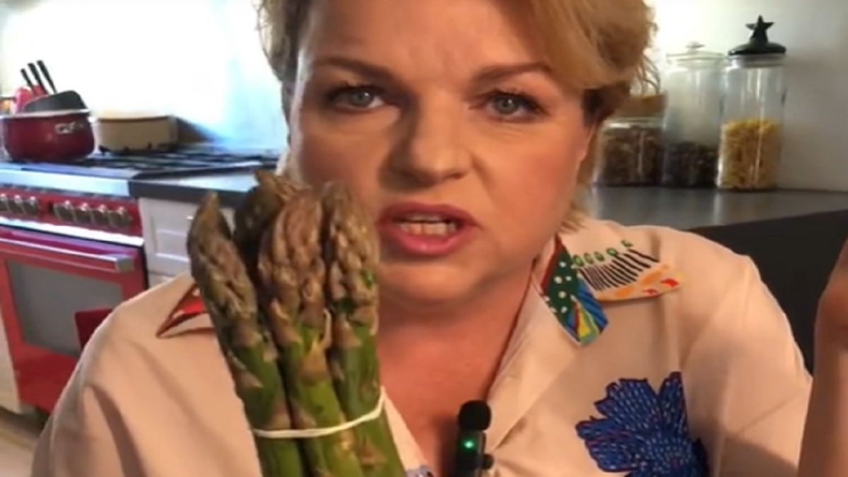Jak kupować szparagi? Radzi Katarzyna Bosacka. Fot. TikTok/katarzynabosacka