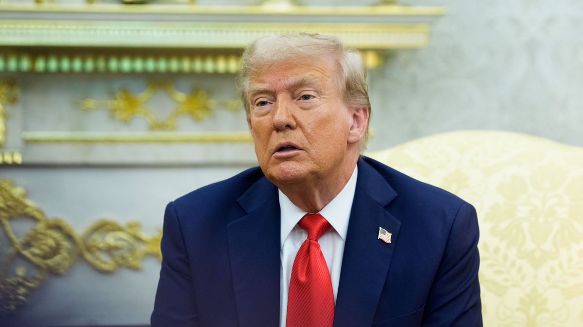 Polish President Karol Nawrocki visits the White House
epa12349454 United States President Donald J Trump gives remarks during a bilateral meeting with President Karol Nawrocki of the Republic of Poland (not pictured) in the Oval Office of the White House in Washington, DC, USA, 03 September 2025.  EPA/AARON SCHWARTZ / POOL 
Dostawca: PAP/EPA.
AARON SCHWARTZ / POOL
diplomacy, visit, white house, honor of guards, flags