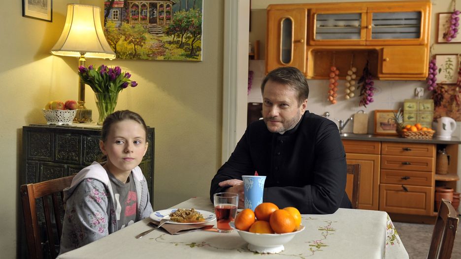 Katarzyna Burakowska i Artur Żmijewski na planie serialu "Ojciec Mateusz"