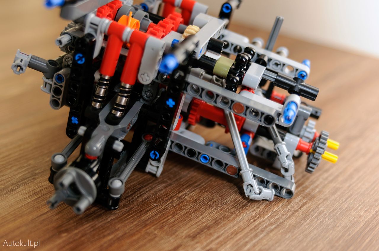 Lego Technic Land Rover Defender 42110 - widoczne sprzęgła Kardana na wałkach zwisających bokiem - to tutaj trzeba uważać na montaż dokładnie zgodnie z instrukcją.