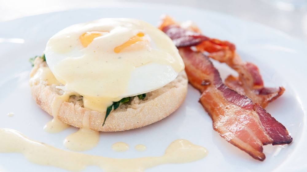 Angielskie muffiny z jajkiem, serem i bekonem