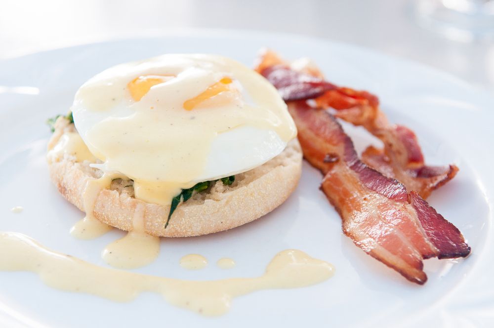 Angielskie muffiny z jajkiem, serem i bekonem