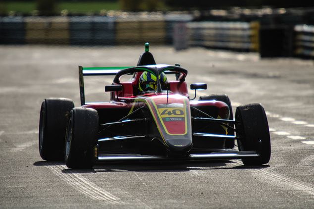 Piotr Orzechowski za kierownicą bolidu F4