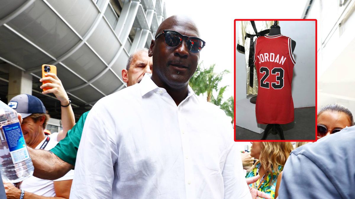Michael Jordan/ w prostokącie: koszulka koszykarza z czasów gry w Chicago Bulls