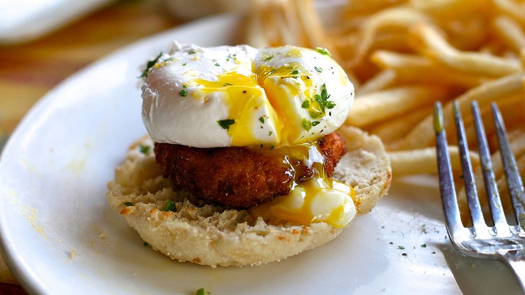 Angielskie muffiny z jajkiem, serem i kiełbasą
