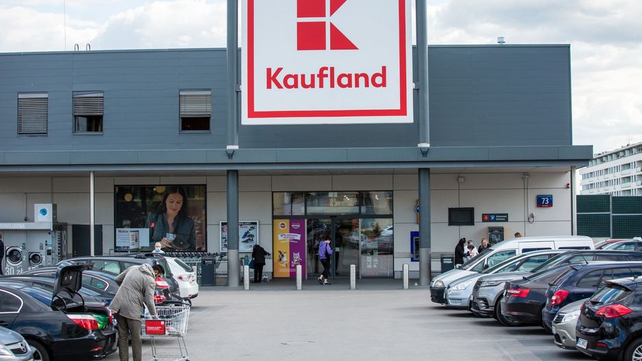 Kaufland testuje maszynę do obierania ananasa. Sieć chwali się nowymi rozwiązaniami