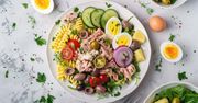 Ekspresowa sałatka makaronowa z tuńczykiem i jajkiem. Idealna na lunch do pracy. Poznaj przepis na smaczny posiłek w 15 minut
