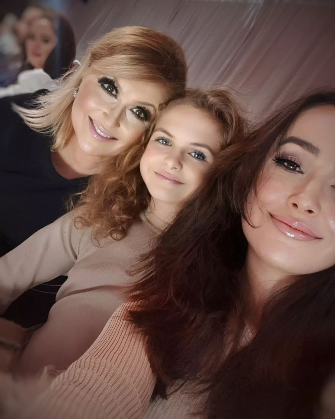 Kasia Skrzynecka z córkami