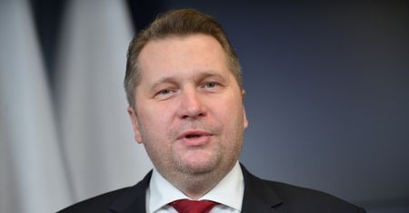 Czarnek brnie dalej. "Nie ma dzieci, nie ma godzin"