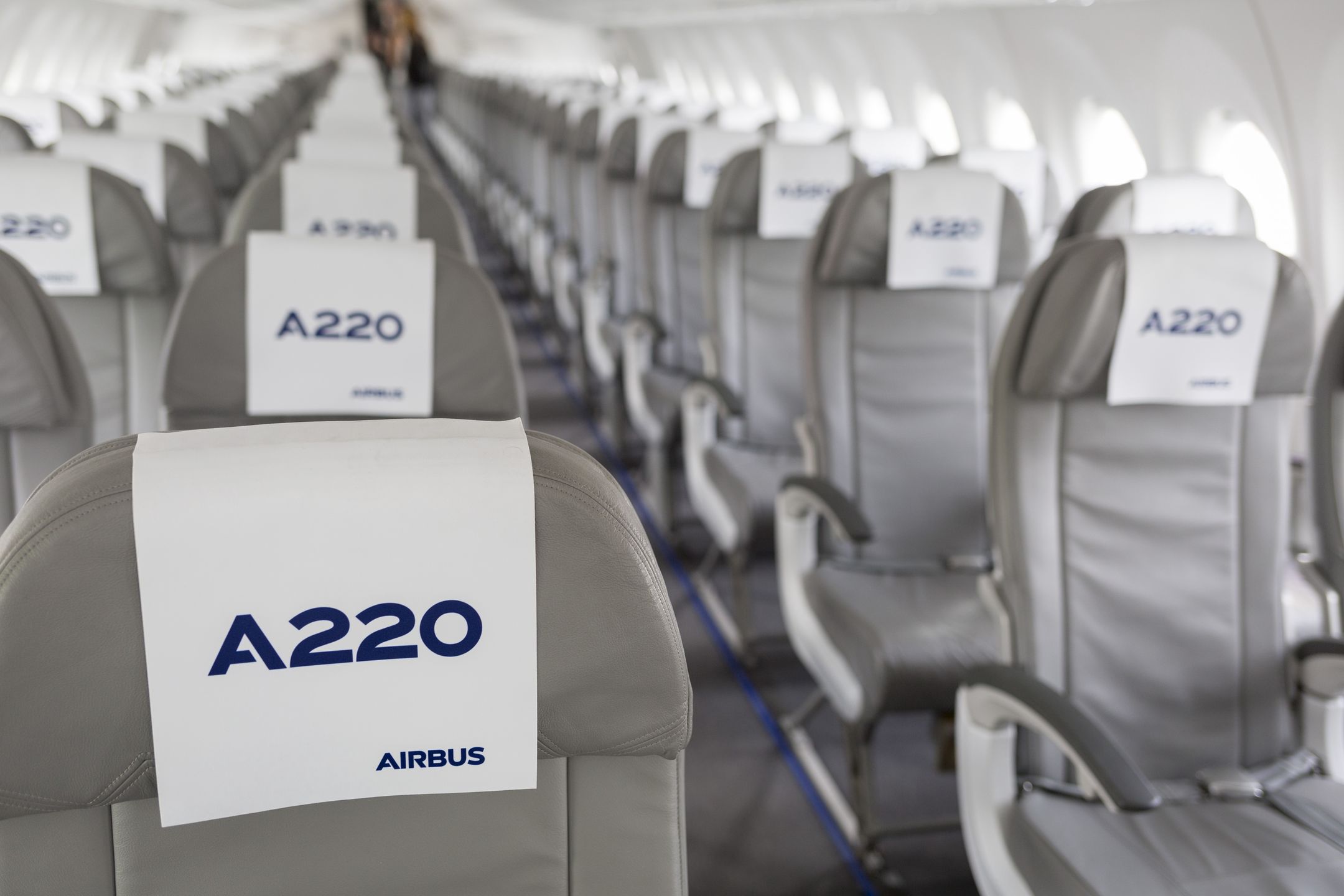 W kabinie Airbusa A220 fotele mają układ 3+2